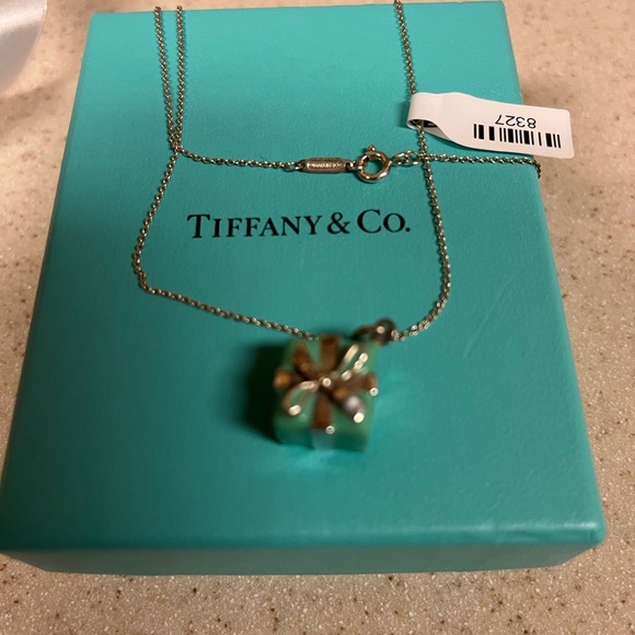 NWOT. TIFFANY & Co. GIFT CHARM on 925 16” STERLING SILVER NECKLACE Classic piece - Picture 6 of 9